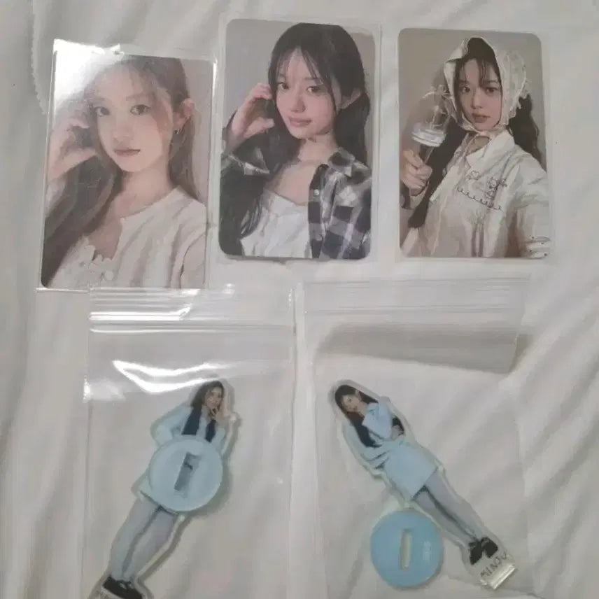 [BUNJANG] ILLIT Minju Yunna Acrylic Stand & Photocard Bundle Set / 아일릿 민주윤아 아크릴및포카 일괄판매