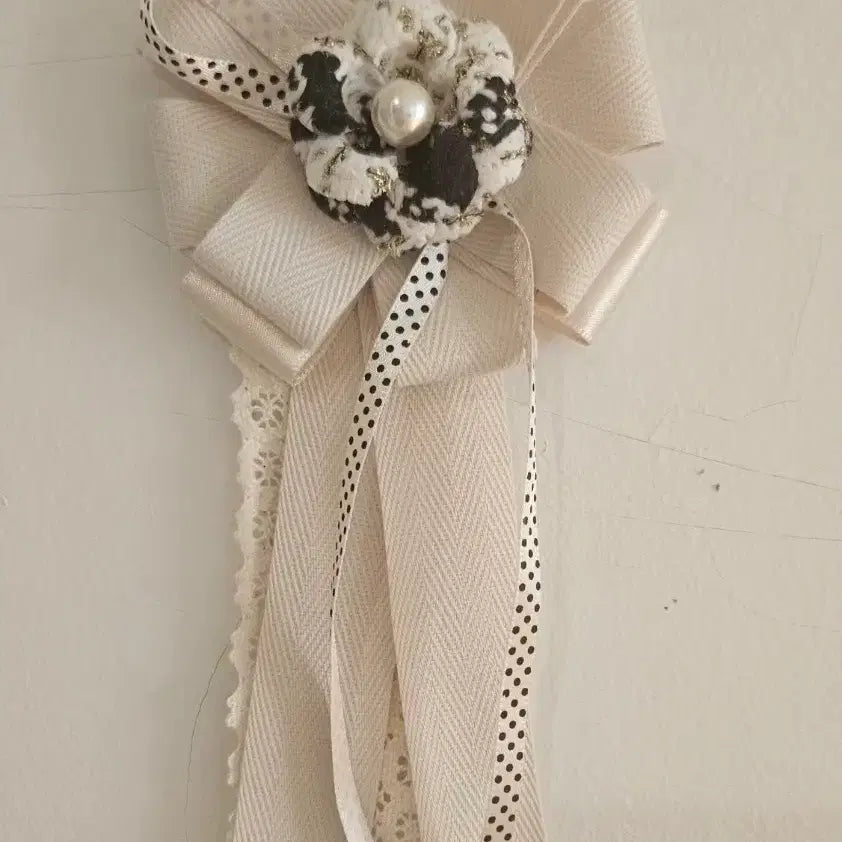[BUNJANG] Beige Rosette Brooch with Ribbon and Lace Detail / 베이지컬러리본로제트브로치판매  캔뱃지 홀더 핀뱃지로제트