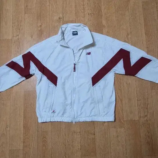 [BUNJANG] New Balance Lightweight Cooling Waterproof Windbreaker Jacket (Ivory/Burgundy) / (백화점판/2025년8월생산) 뉴발란스 앏은 냉감 원단의 방수 바람막이 자켓, 실제105