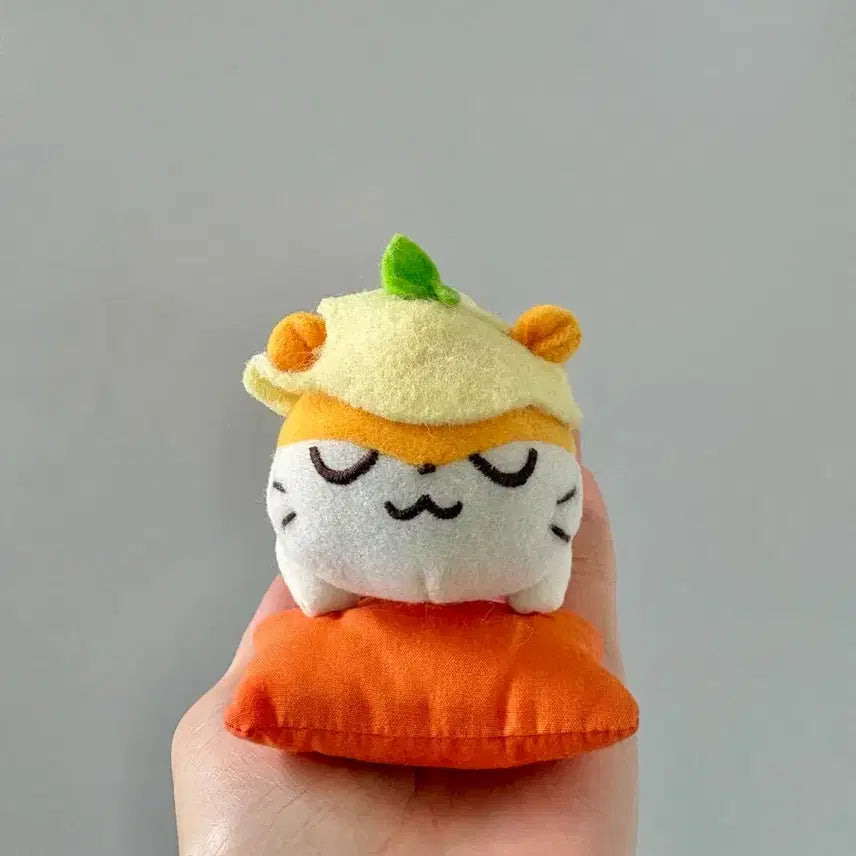 [BUNJANG] Sanrio Coro Coro Kuririn Classic Mini Cushion Keychain / 산리오 고전 코로코로 쿠리링 오야스미 인형 미니 키링 베개 햄스터