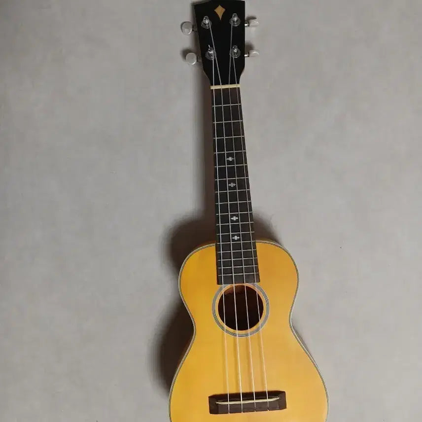 [BUNJANG] Yellow 4-String Ukulele / 우쿨렐레 옐로우 4줄 악기