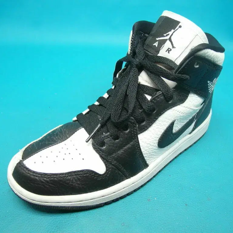 [BUNJANG] Nike Jordan 1 Mid Black White Sneakers / 235/r2-665/나이키 조던 1미드 블랙 화이트 운동화/구제특별시