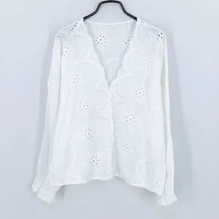 [BUNJANG] Vintage Women's Summer White Long Sleeve Blouse with Punching Detail and Deep V-Neck / 빈티지 여성 여름 펀칭 딥브이 긴팔블라우스 화이트 (HU46141)