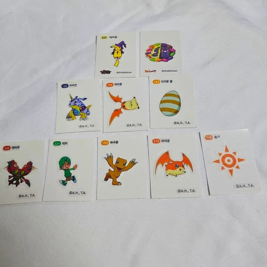 [BUNJANG] Pokemon Digimon Halloween Glow-in-the-Dark Sticker Bundle Set / (일괄) 포켓몬 띠부씰 디지몬 띠부씰 할로윈 야광 띠부씰 스티커