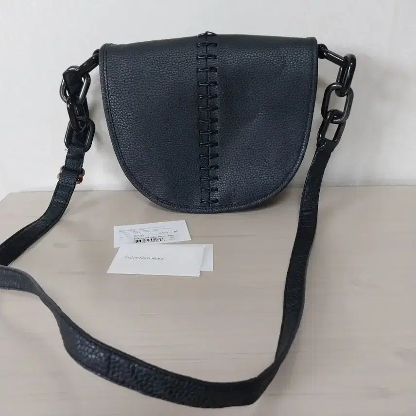 [BUNJANG] Calvin Klein Black Leather Crossbody Bag / 캘빈클라인 천연가죽 크로스백 블랙
