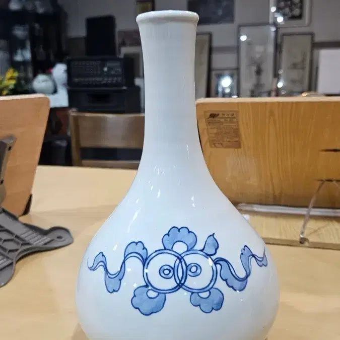 [BUNJANG] Joseon Blue-and-White Porcelain Chilbo Pattern Vase / 조선청화백자칠보문주병