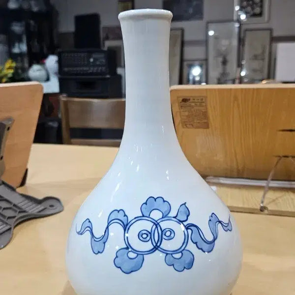 [BUNJANG] Joseon Blue-and-White Porcelain Chilbo Pattern Vase / 조선청화백자칠보문주병