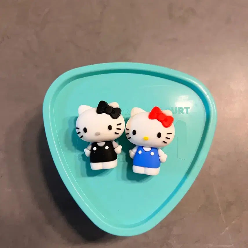 [BUNJANG] Hello Kitty Yogurt Magnet Set (New) / 요즘그릭요거트 헬로키티 마그넷 새상품 2개세트