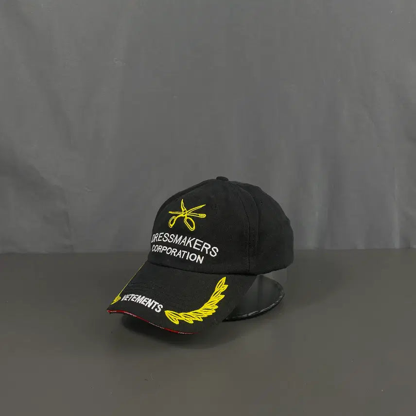 [BUNJANG] VETEMENTS x Reebok Dressmaker Embroidered Cotton Ball Cap / VETEMENTS x Reebok 드레스메이커 자수 코튼 볼캡