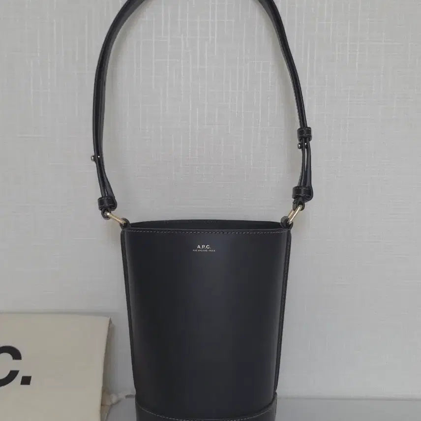 [BUNJANG] A.P.C. Ambre Small Bucket Bag Black Leather / A.P.C. 아페쎄 암브르 스몰 버킷백 블랙