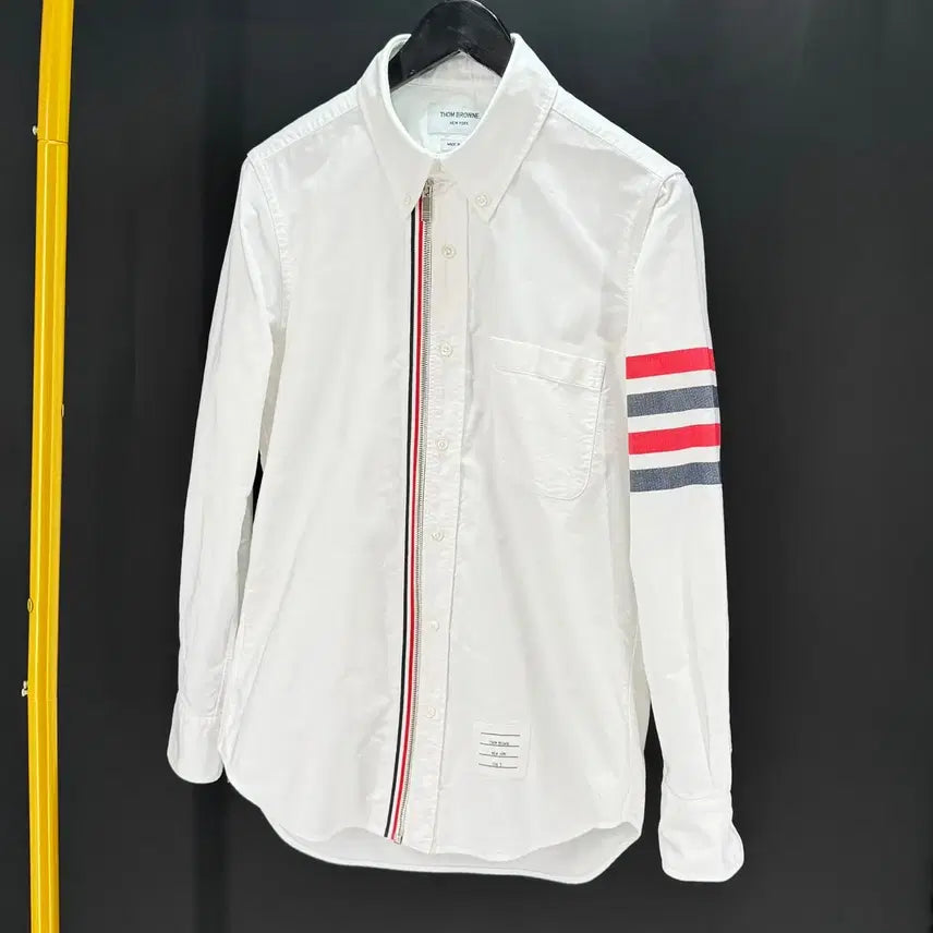 [BUNJANG] Thom Browne Signature Striped Zip Oxford Shirt White (Size 2) / [2사이즈] 톰브라운 사선완장 지퍼 셔츠 화이트 (MWL275A)