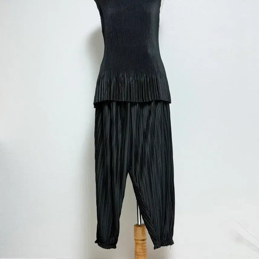 [BUNJANG] Black Pleated Sleeveless Top + Pants Set / 블랙 플리츠 민소매 상의 + 바지 세트
