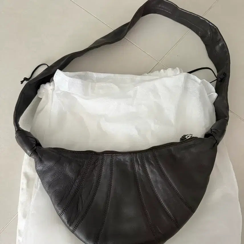 [BUNJANG] Lemaire Croissant Bag Small Dark Chocolate / 르메르 크루아상백 다크초코 스몰