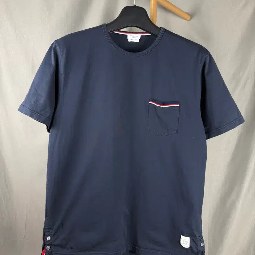 [BUNJANG] Thom Browne Pocket Tricolor T-Shirt Navy / 5size ) 톰브라운 포켓삼선 반팔 티셔츠 네이비
