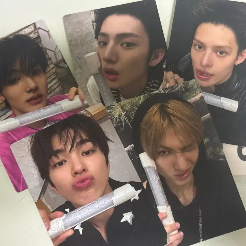 [BUNJANG] Cortis Official Lightstick Photocard & Sticker Bundle Set / (일괄) 코르티스 응원봉 포카 포토카드 스티커 양도 제임스 마틴 주훈 성현 건호