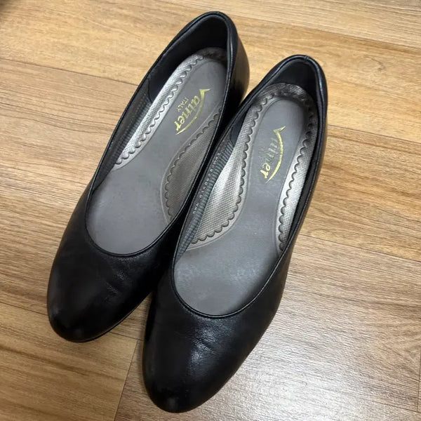 [BUNJANG] Bainers Flight Attendant In-flight Shoes (Size 250) with 1 Pair of Stockings / 대한항공 승무원 기내화 250 바이네르 (스타킹 1매 포함)