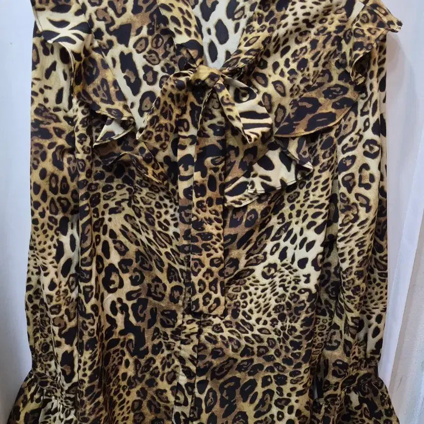 [BUNJANG] Mixxo Leopard Print Ruffle Blouse / 미쏘 호피 프릴 블라우스