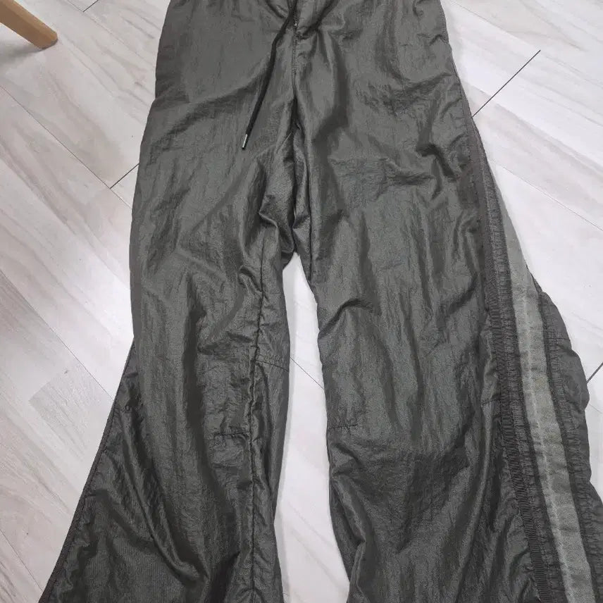 [BUNJANG] Polytru Glossy Track Pants Khaki Grey Size 2 / 폴리테루 글로시 트랙 카키그레이 2사이즈