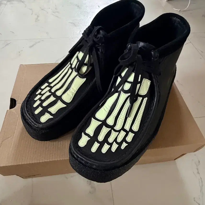 [BUNJANG] Clarks x Bandi The Pink Skeleton Wallabee / 클락스 x 반디 더 핑크 스켈레톤 왈라비
