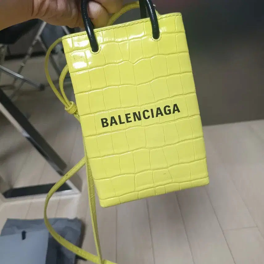 [BUNJANG] Balenciaga Crocodile Emboss Mini Shopping Bag Phone Holder Yellow / (정품)발렌시아가 크로커다일 엠보스 미니 쇼핑백 폰 홀더 옐로우