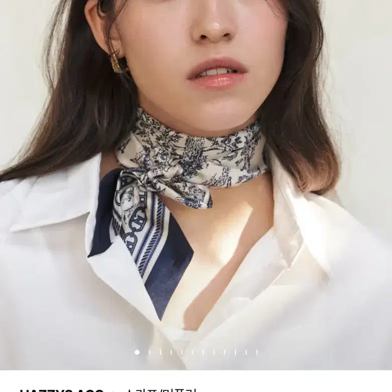 [BUNJANG] Hazzys Navy Petite Silk Scarf / 헤지스 네이비 쁘띠 실크 스카프