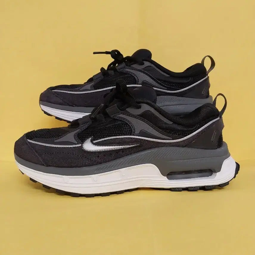 [BUNJANG] Women's Nike Air Max Bliss Sneakers / 여성 나이키 운동화 (235)