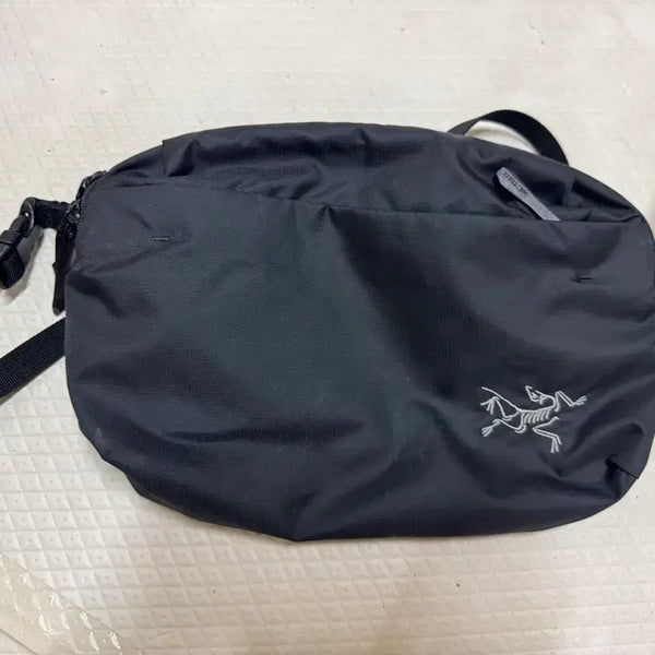 [BUNJANG] Arc'teryx Helia 6 Crossbody Bag / 아크테릭스 헬리아드6 크로스백
