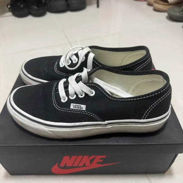 [BUNJANG] Vans Authentic Black Sneakers US 7.5 / 반스 어센틱 블랙 검정 255