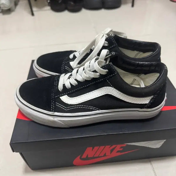 [BUNJANG] Vans Old Skool Black Sneakers (225mm) / 반스 올드스쿨 225 블랙 검정