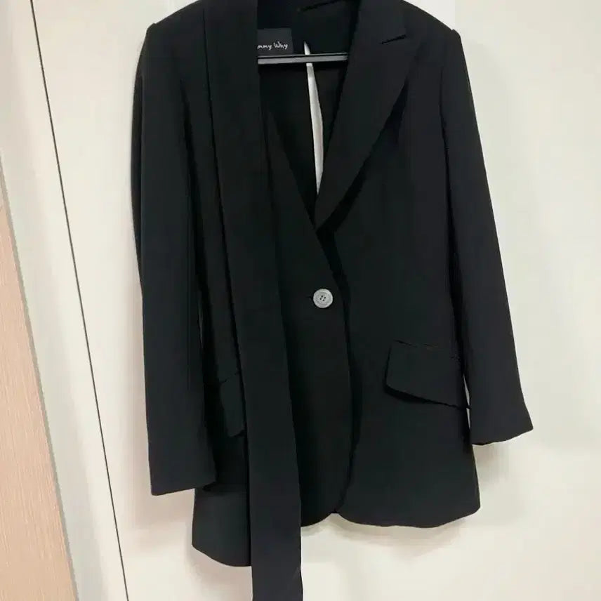 [BUNJANG] One-Button Asymmetrical Lapel Scarf Jacket with Tie Strap - Black / 제평 언발 라펠 스카프 자켓 블랙 지미와이 검정 하객룩 행사 정장 원버튼 트임 타이 스트랩