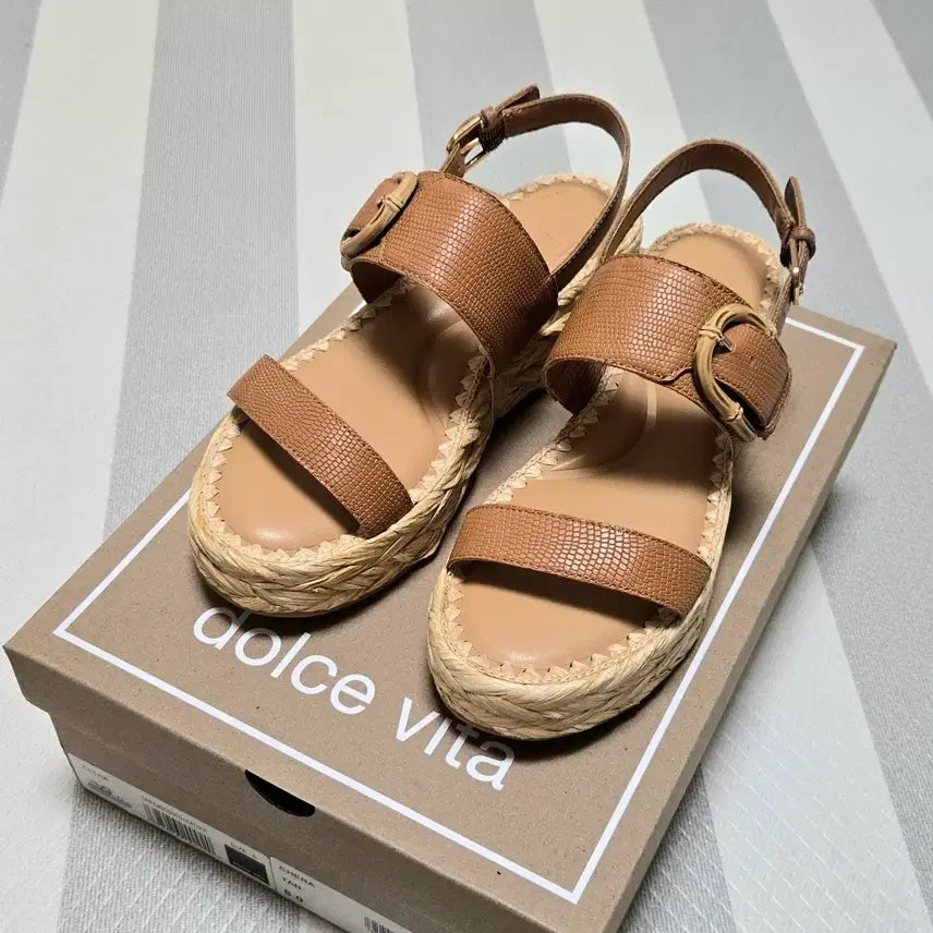 [BUNJANG] Dolce Vita Raffia Wedge Sandals (Tan, Size 245) / (새제품, 풀박) '돌체비타' 라피아 웨지 샌들 245