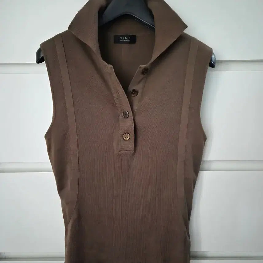 [BUNJANG] TIME Brown Sleeveless Collar T-shirt / 타임 브라운 민소매카라티