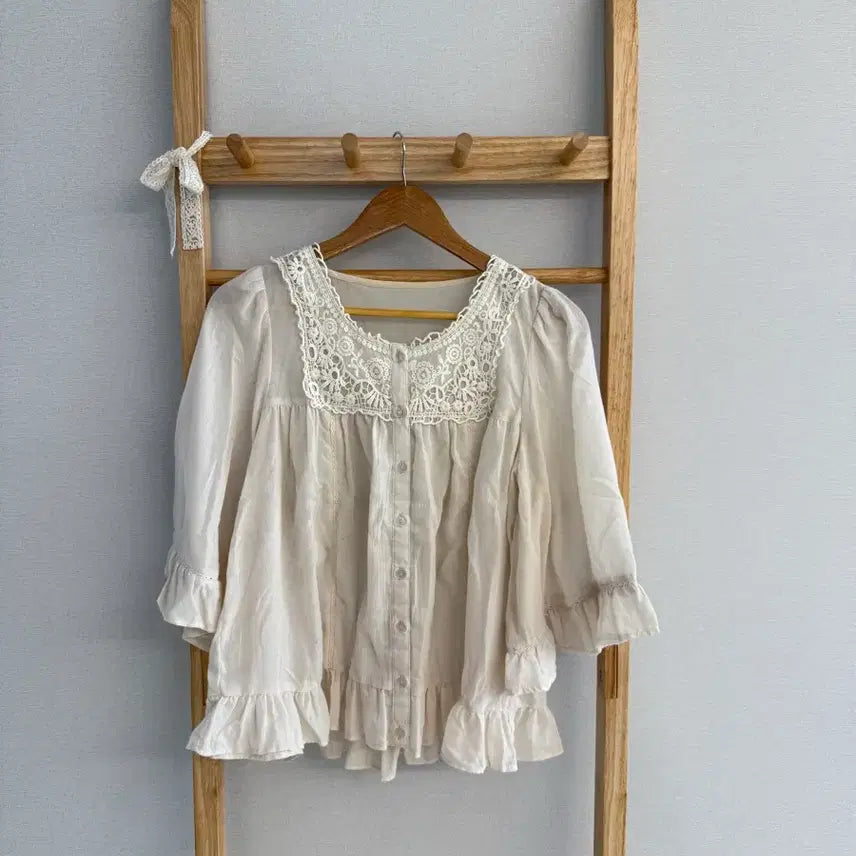 [BUNJANG] Frill Lace Blouse Ivory / 프릴 레이스 블라우스 아이보리