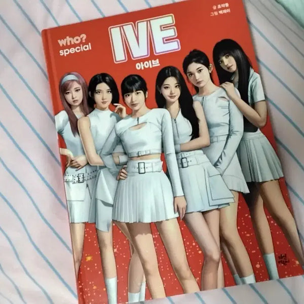 [BUNJANG] IVE Who? Special Illustration Book / 아이브 책