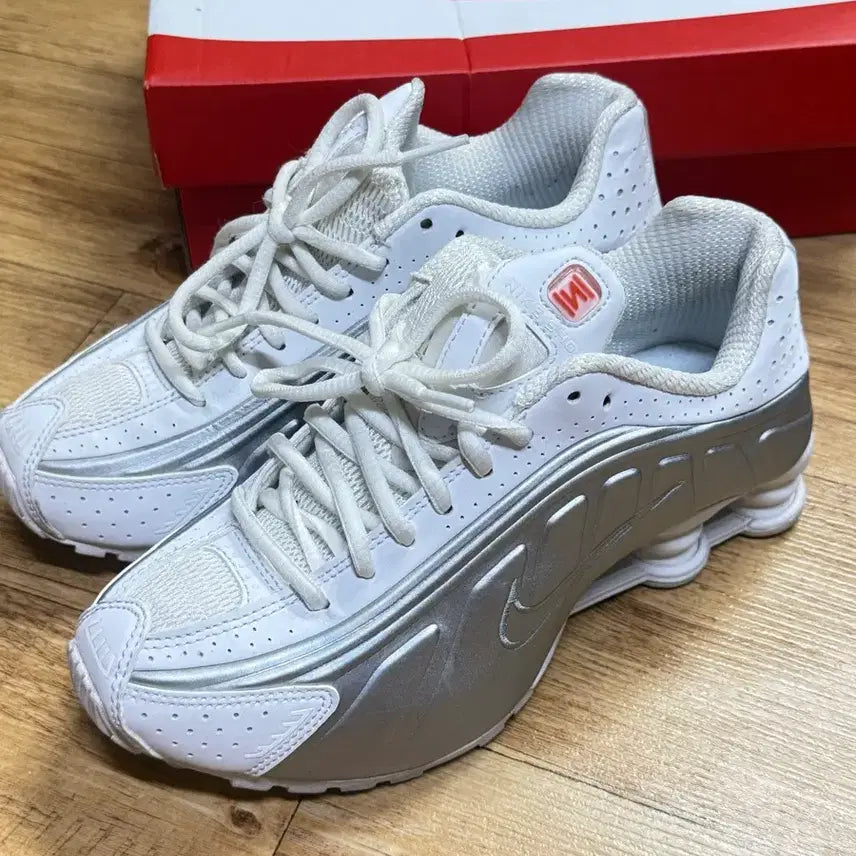 [BUNJANG] Nike Shox R4 White Metallic Silver Women's Shoes 230 / (W) 나이키 샥스 R4 화이트 메탈릭 실버 230