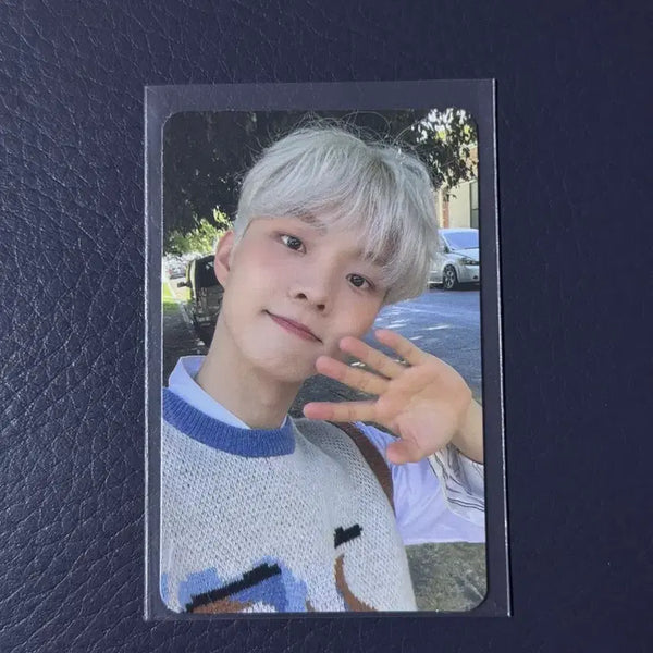 [BUNJANG] The Boyz Q (Changmin) Whisper Platform Document Ver. White Hair Photocard / 더보이즈 큐 지창민 위스퍼 플랫폼 document ver. 백발 포카