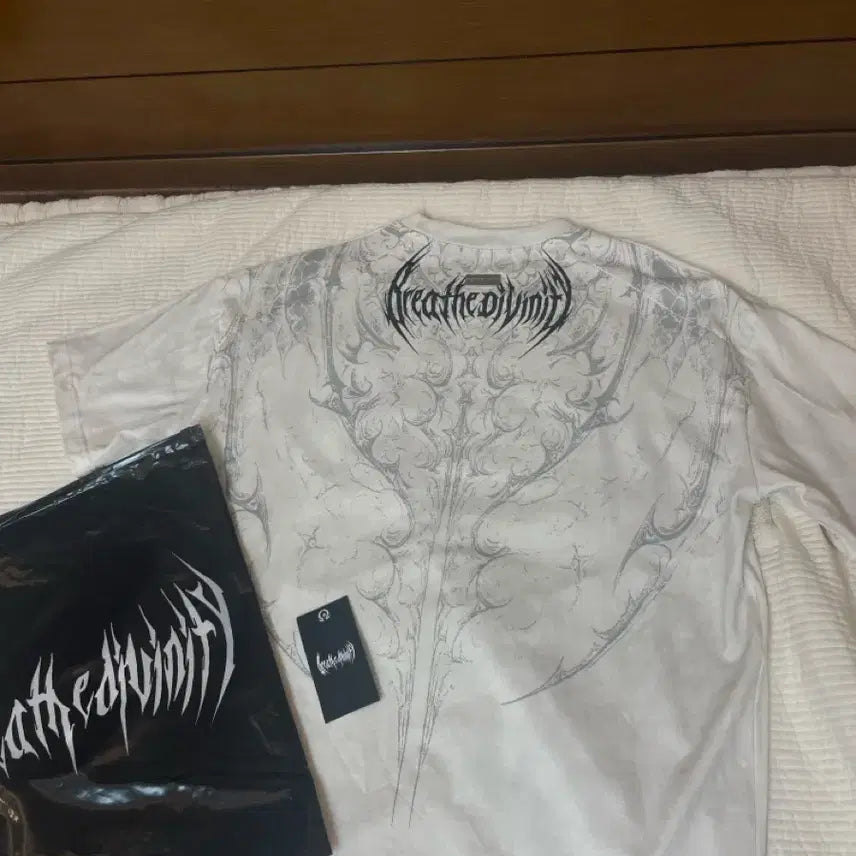 [BUNJANG] BreatheDivinity Hell Spawn Bone Limited Edition T-Shirt (L) / { L size } BreatheDivinity 브레스디비니티 반팔 티셔츠 새상품급
