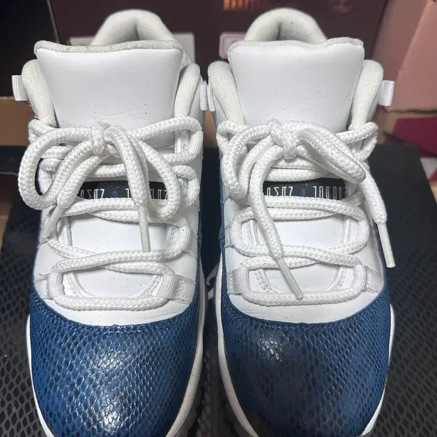 [BUNJANG] Air Jordan 11 Low White Navy (240) / 조던11 로우240