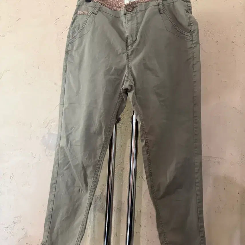 [BUNJANG] Thursday Island Floral Contrast Khaki Pants / 써스데이아일랜드 플라워 배색 카키 팬츠