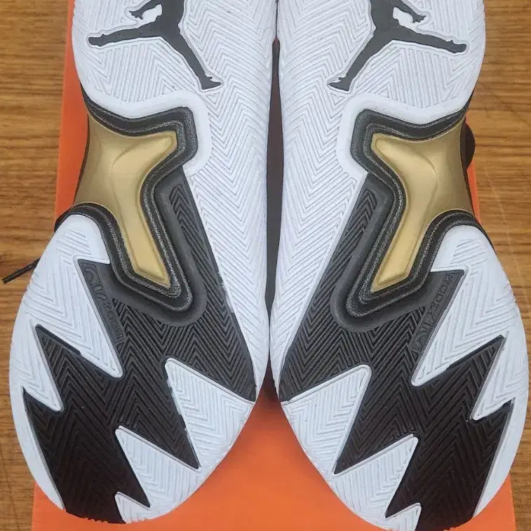 [BUNJANG] Jordan One Take 4 Basketball Shoes Black White Metallic Gold (Size 265) / 배드민턴 농구 조던 원 테이크 4 블랙 화이트 메탈릭 골드size265배구 탁구 테니스 스쿼시 실내체육관운동화