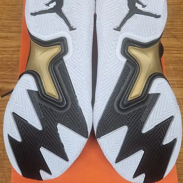 [BUNJANG] Jordan One Take 4 Basketball Shoes Black White Metallic Gold (Size 265) / 배드민턴 농구 조던 원 테이크 4 블랙 화이트 메탈릭 골드size265배구 탁구 테니스 스쿼시 실내체육관운동화