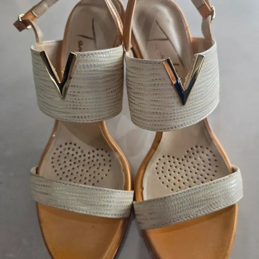 [BUNJANG] Tandy Leather Strap Heels Beige/Gold 240 / 텐디 구두 240 베이지 오렌지