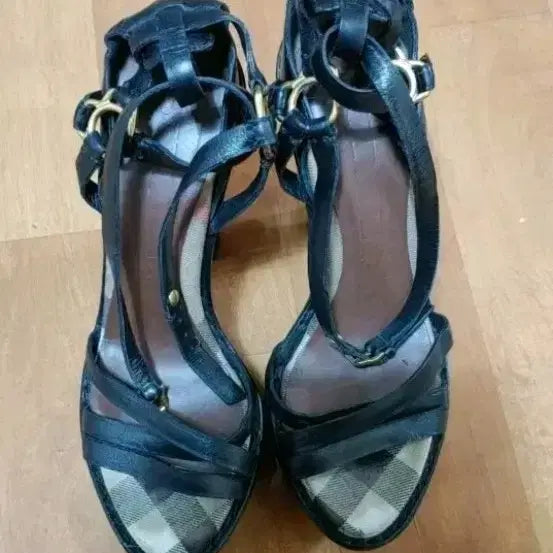 [BUNJANG] Burberry Sandals Black Check Pattern / 버버리 샌들 블랙 체크 패턴