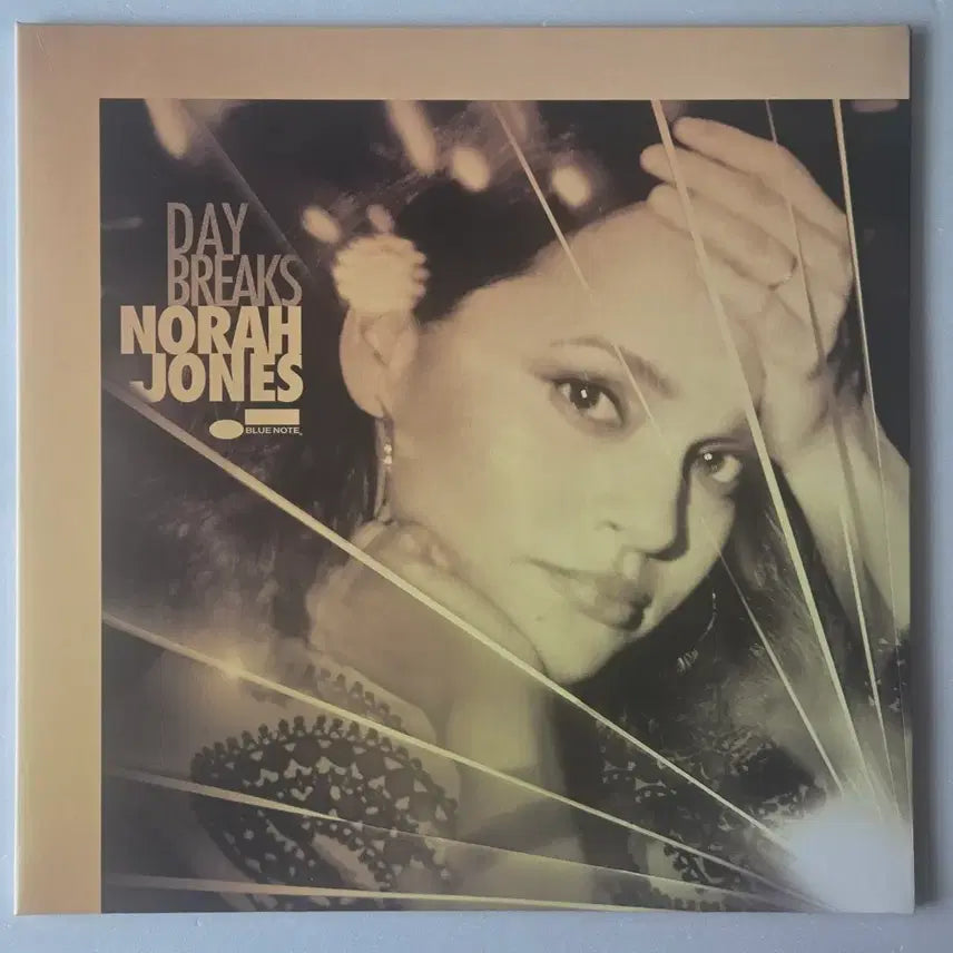 [BUNJANG] Norah Jones Day Breaks Orange Translucent Vinyl LP (2016 EU First Pressing, Opened) / Norah Jones - Day Breaks 오렌지 컬러 LP ( 2016년 초반, 단순개봉 )