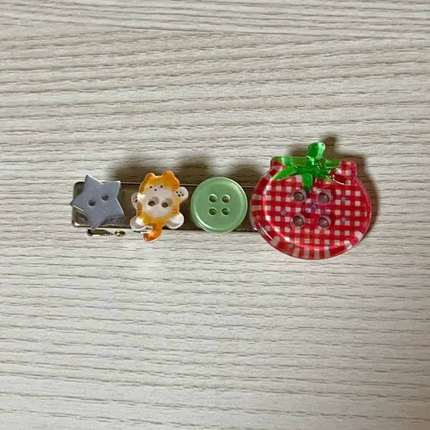 [BUNJANG] Tomato Cat Button Pin / [수량1개] 토마토 좋아 고양이 단추핀