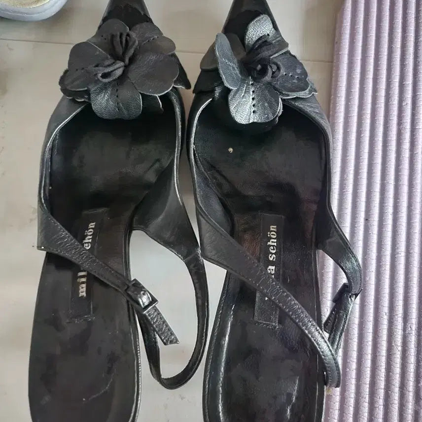 [BUNJANG] Mila Schuchon Black Flower Embellished Sandals / 밀라 슈콘 샌들 블랙 플라워 장식