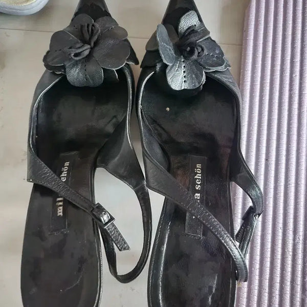[BUNJANG] Mila Schuchon Black Flower Embellished Sandals / 밀라 슈콘 샌들 블랙 플라워 장식
