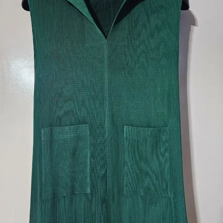 [BUNJANG] Pleats Me Collar Vest Sleeveless Top / 플리츠미 카라조끼 민소매