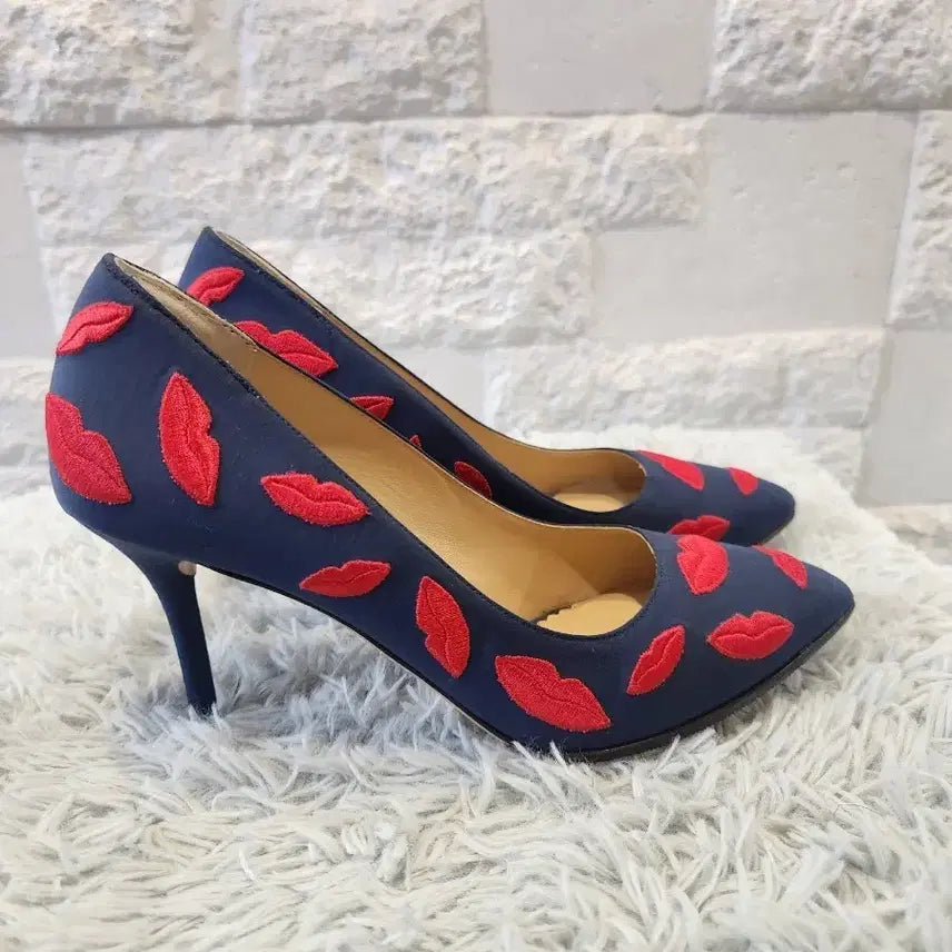 [BUNJANG] Charlotte Olympia Kiss Lip Embroidered Pumps (Size 35/225) Made in Italy / 샬롯 올림피아 키스 립 자수 펌프스 35(225) 이태리 명품