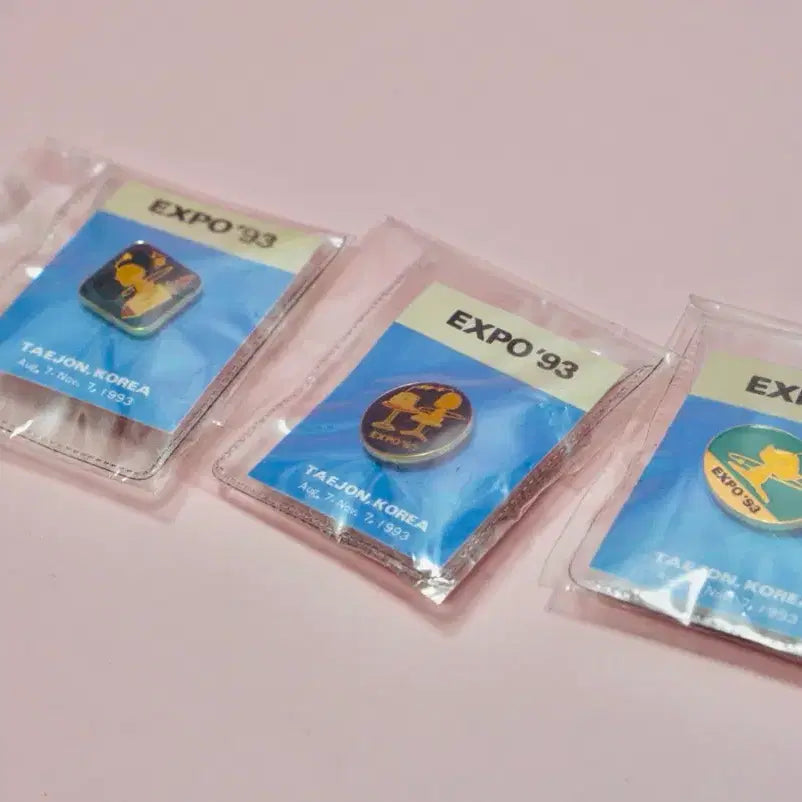 [BUNJANG] 1993 Daejeon Expo Original Badge 3-Piece Set / 대전 엑스포 93년 오리지널 뱃지 3종 세트 새제품 레트로 빈티지